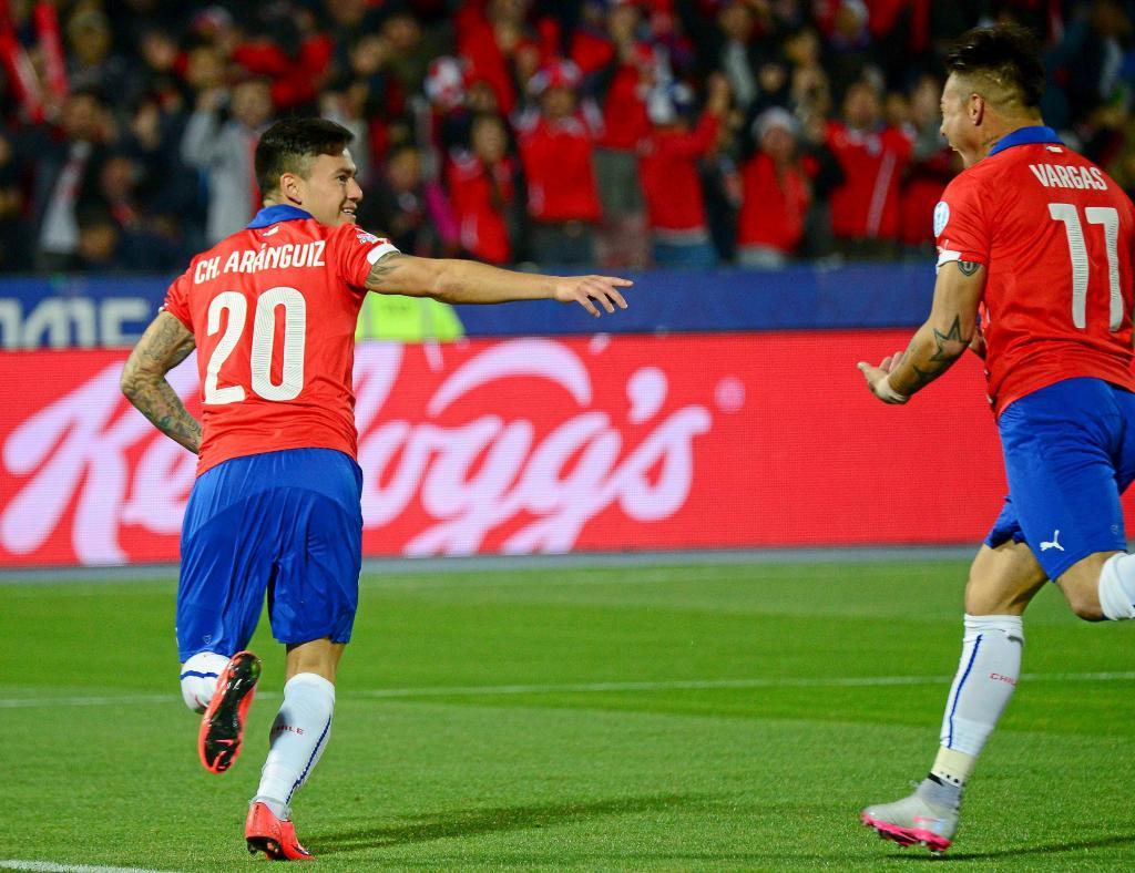 Arnguiz celebra un gol con Chile
