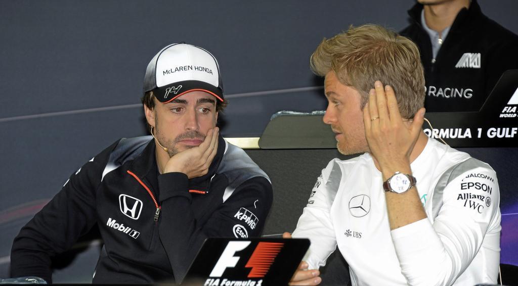 Alonso y Rosberg charlan durante la rueda de prensa previa al GP de...
