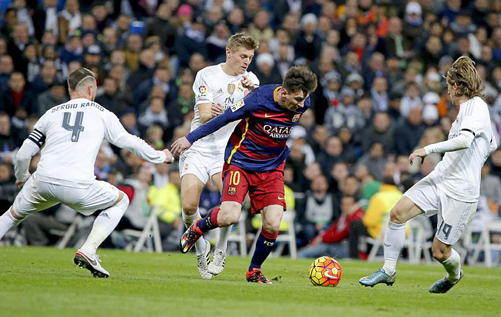 Messi, rodeado por Sergio Ramos, Kroos y Modric en el partido de ida.