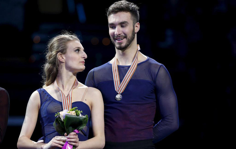 Gabriella Papadakis y Guillaume Cizeron con la medalla de campeones...