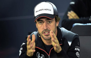 Alonso da explicaciones durante la rueda de prensa previa al GP de...
