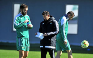 Pezzella, Merino y Joaqun, en un entrenamiento del Betis.
