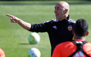 Ayestarn dirigiendo el entrenamiento del Valencia CF