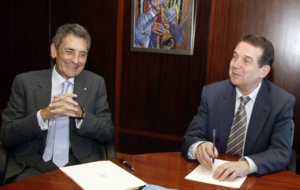 Carlos Mourio, presidente del Celta, y Abel Caballero (derecha),...