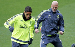 Zidane y Varane, en un entrenamiento de esta temporada.