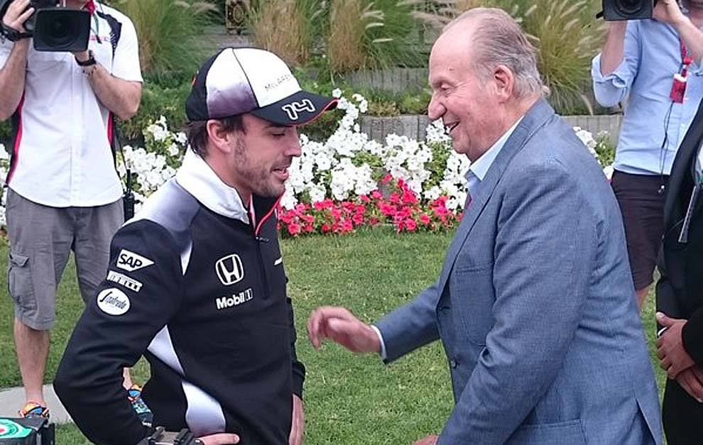 Alonso charla con el Rey Juan Carlos en el Circuito Internacional de...