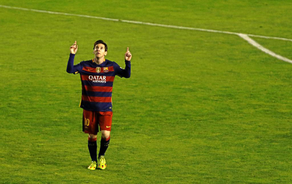 Messi celebra un gol sealando al cielo