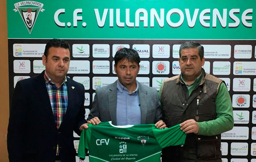 Manolo Sanlcar posa con la camiseta del Villanovense en la...