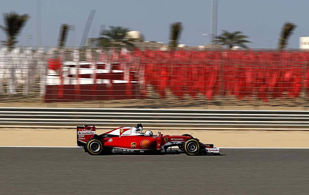 Vettel pilota su Ferrari en Bahrin.