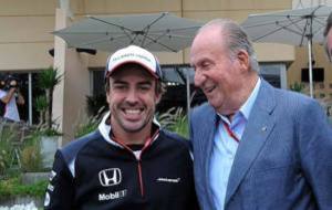El Rey Juan Carlos y Fernando Alonso bromean en el circuito de Sakhir.