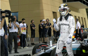 Lewis Hamilton celebra su pole en el GP de Bahrin 2016
