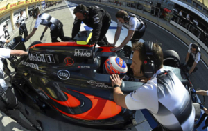 El MP4-31 de Button es retirado por los mecnicos de McLaren Honda