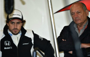 Ron Dennis, junto a Fernando Alonso en el box de McLaren