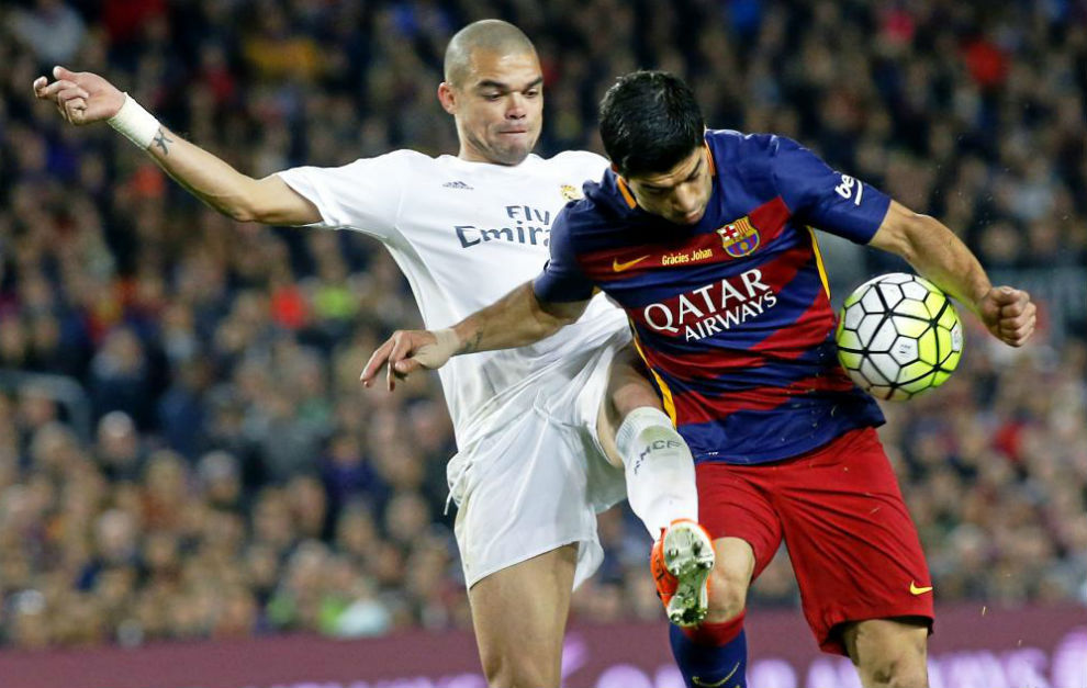 Pepe lucha por un baln con Luis Surez en el Clsico