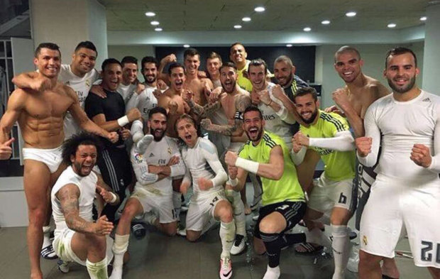 Los jugadores del Madrid celebran el triunfo logrado ante el Barcelona...