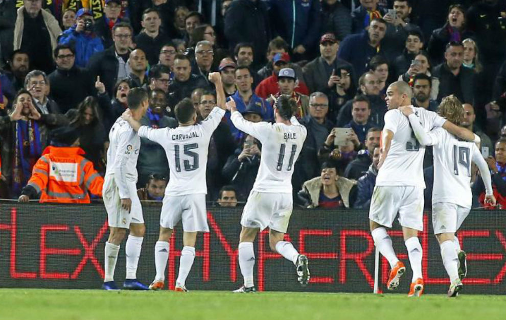 El Real Madrid celebra en el Camp Nou la victoria frente al Bara