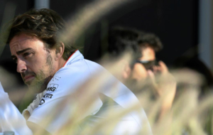 Fernando Alonso, en el paddock del Circuito de Sakhir