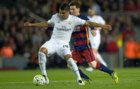 Casemiro controla un baln ante la presencia de Messi