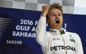 Rosberg celebra su victoria en Bahrin.