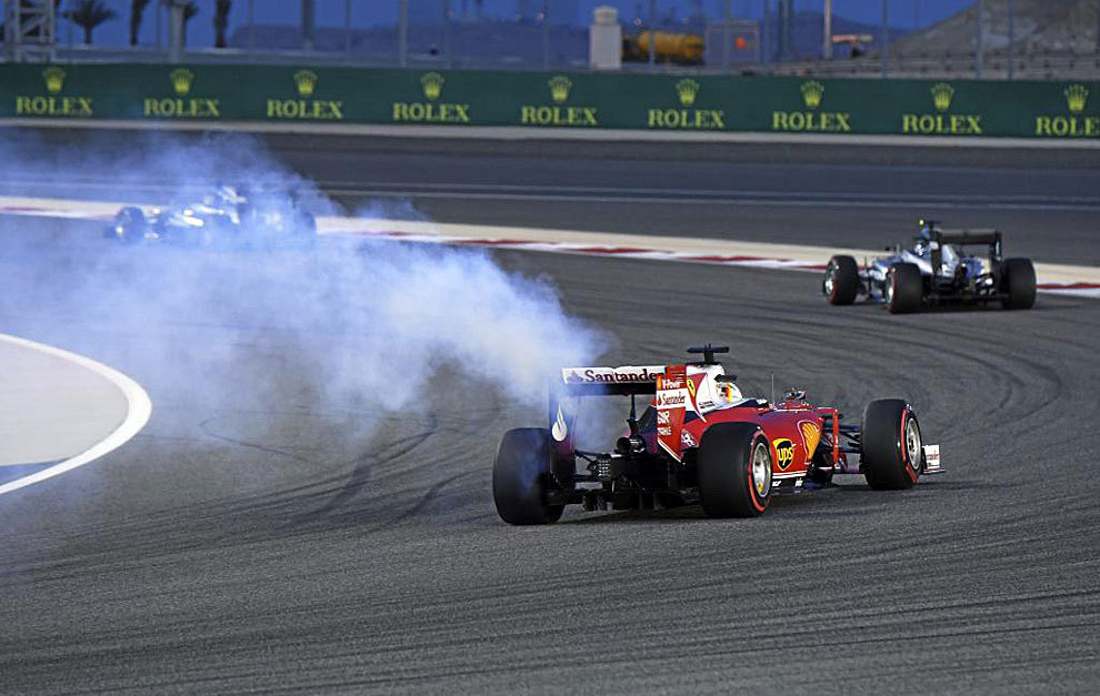 Humo en el Ferrari de Vettel, que tuvo que retirarse por rotura de...