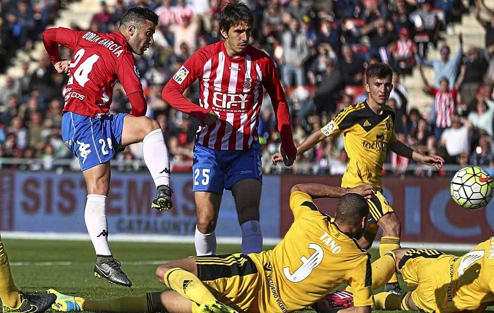 Borja Garca dispara a puerta con dos jugadores de Osasuna en el...