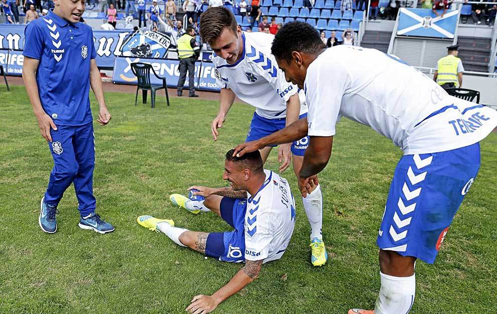 Sal y &apos;Choco&apos; Lozano celebran con Suso Santana, en el suelo, el gol...