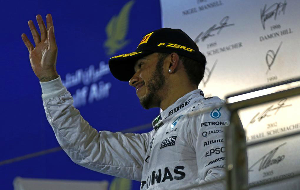 Hamilton saluda del podio en el GP de Bahrin 2016
