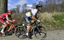 Peter Sagan sobre uno de los &apos;muros&apos; de pavs del Tour de Flandes...