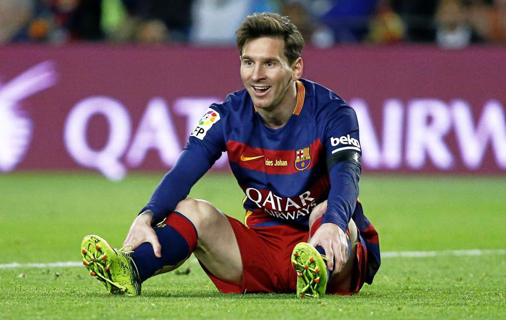 Messi, sentado en el csped durante el clsico del sbado