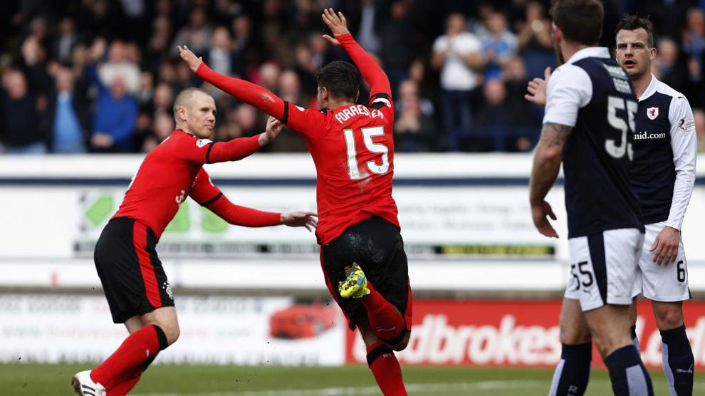 Miller y Forrester celebran uno de los goles al Raith Rovers.
