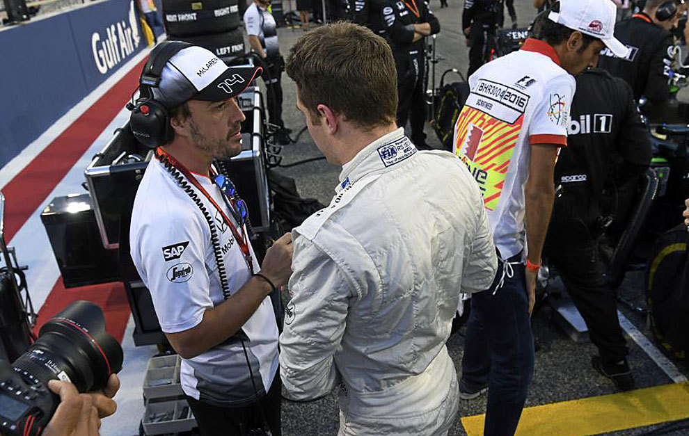 Alonso charla con Vandoorne justo antes del arranque del Gran Premio...