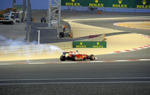 Vettel no pudo ni completar la vuelta de formacin tras esta humareda...
