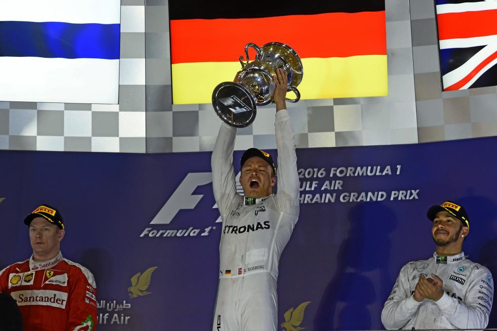 Nico Rosberg, Kimi Raikkonen y Lewis Hamilton en el podio del GP de...