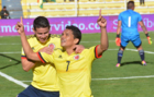 James y Bacca, celebrando un gol con Colombia contra Bolivia.