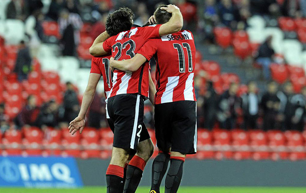 Los jugadores del Bilbao Athletic celebran un tanto ante el Oviedo.