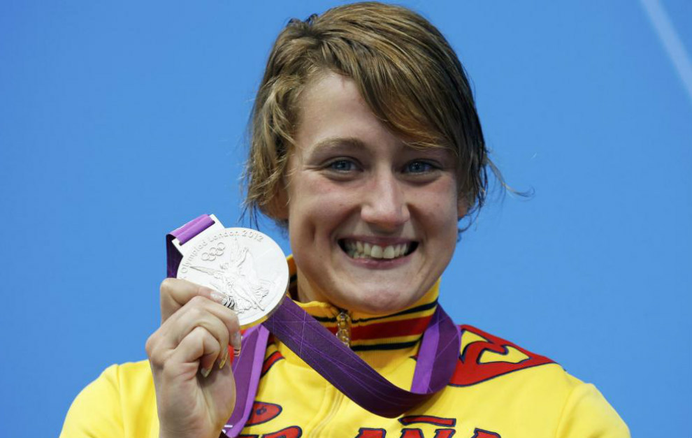 Mireia Belmonte, con una de sus medallas ganadas en Londres 2012.