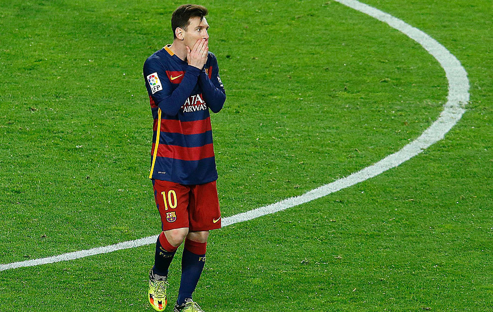Messi se coge la cara durante un lance del choque ante el Real Madrid.
