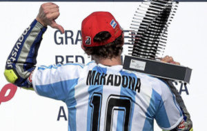 Valentino Rossi subi al podio en 2015 con la camiseta de Maradona