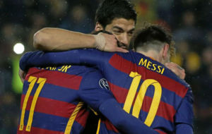 Luis Surez, Neymar y Messi se abrazan tras un gol.