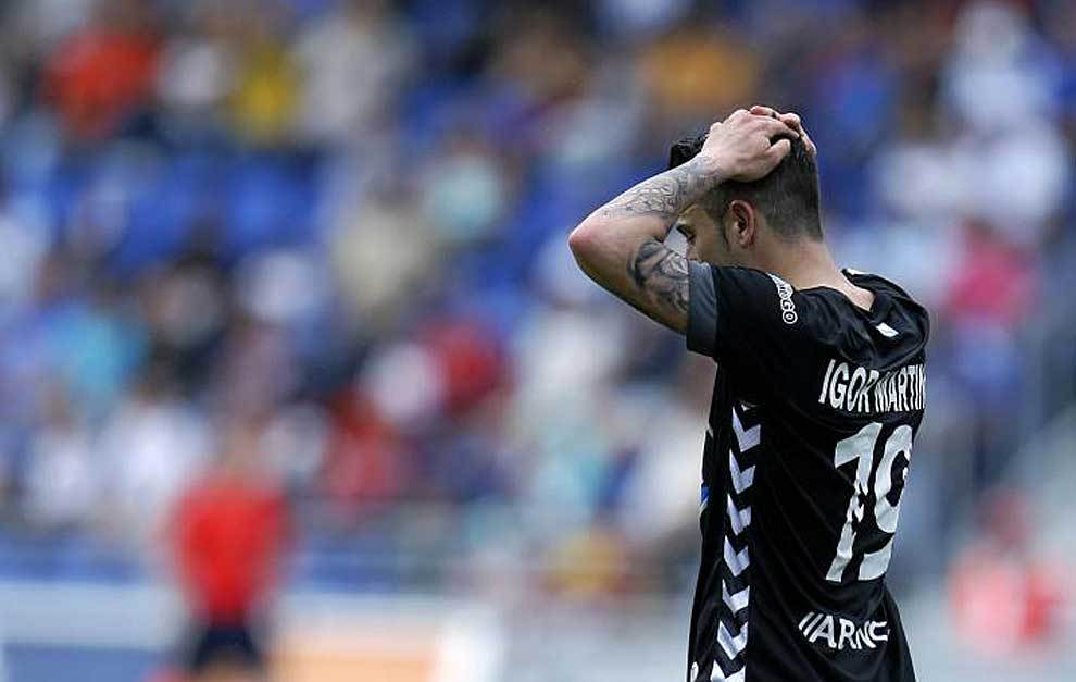 Igor Martnez se lamenta de una accin del partido en Tenerife, en...
