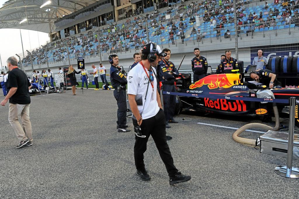 Alonso, echando un vistazo a un Red Bull en la parrilla de salida del...
