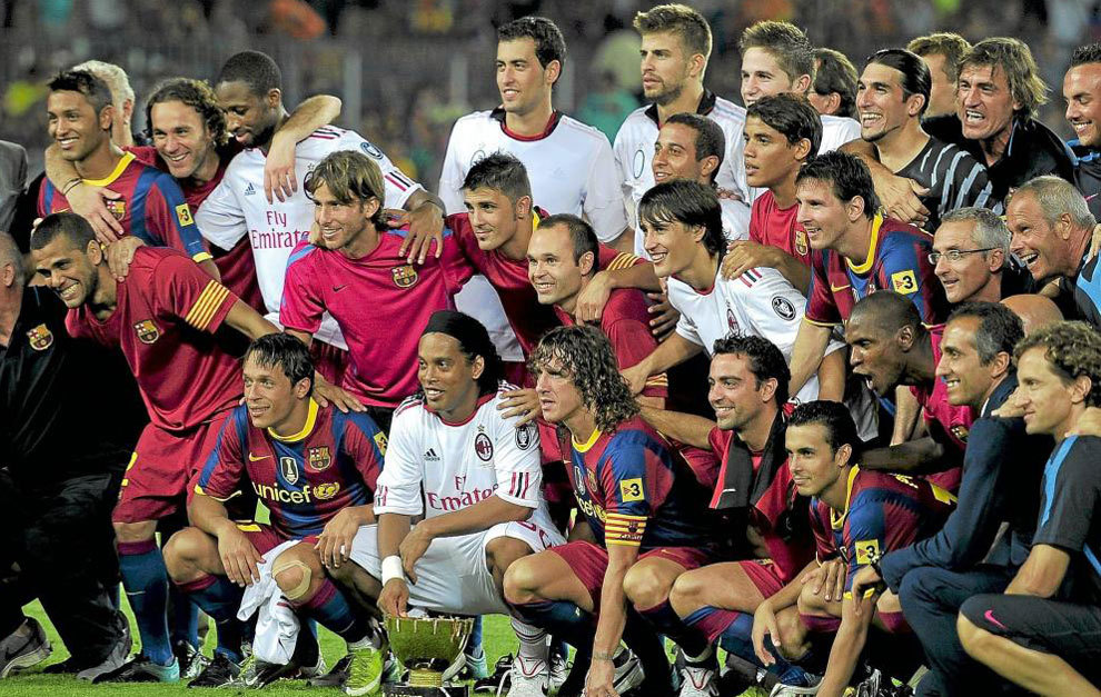Ronaldinho posa con sus excompaeros del Barcelona.