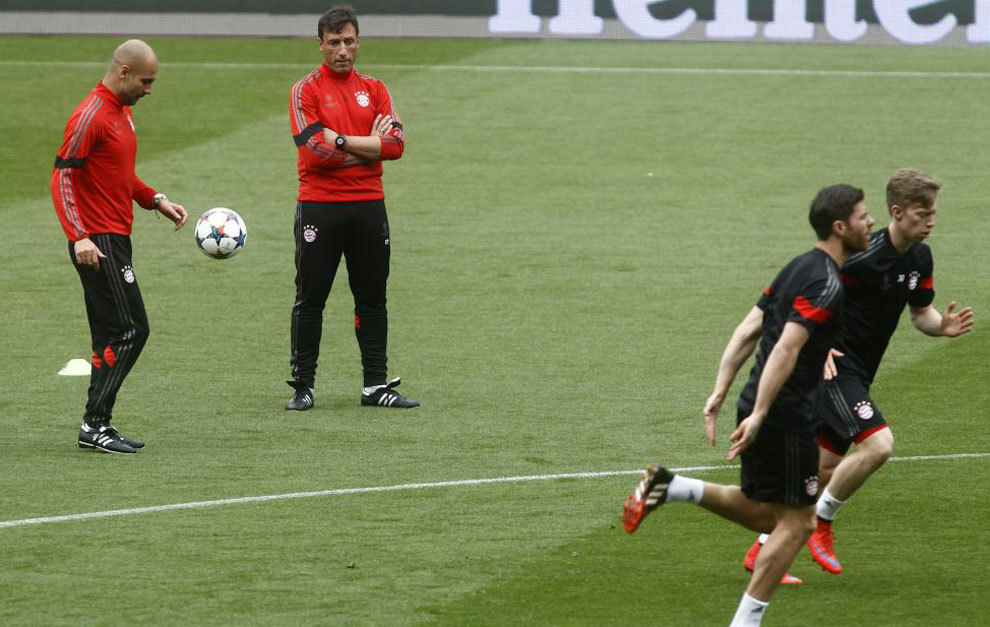 Guardiola da toques y observa el entrenamiento del Bayern en el Camp...