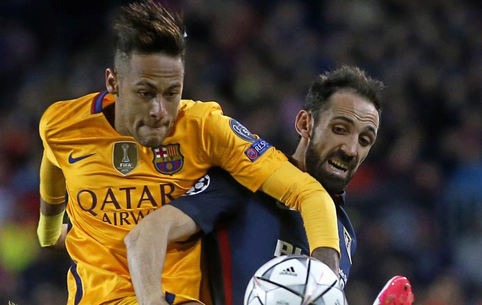 Neymar y Juanfran en la disputa de un baln