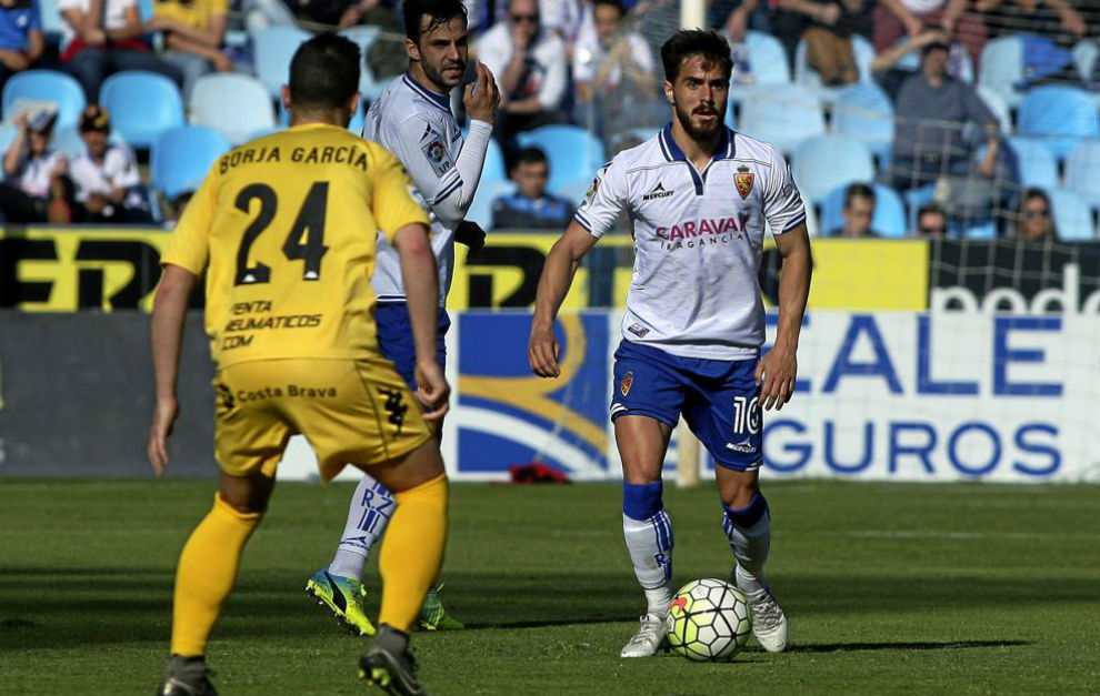 Javi Ros controla un baln en un partido con el Real Zaragoza.
