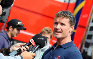 David Coulthard atendiendo a la prensa.