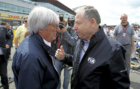 Bernie Ecclestone y Jean Todt charlan en el paddock del GP de Gran...