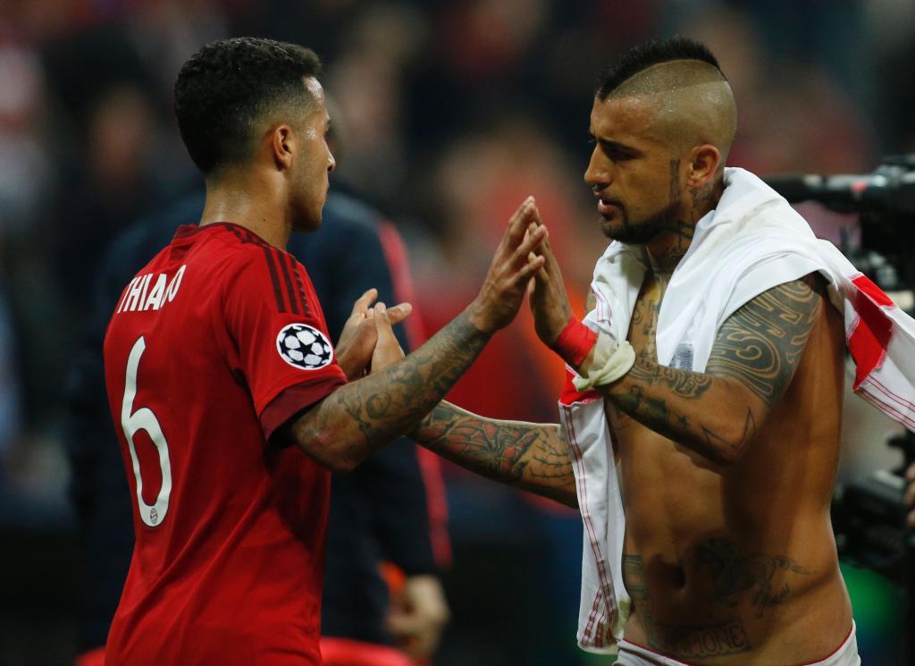 Arturo Vidal y Thiago se felicitan tras la victoria ante el Benfica