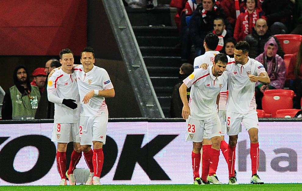 Los jugadores del Sevilla celebran el gol del triunfo.