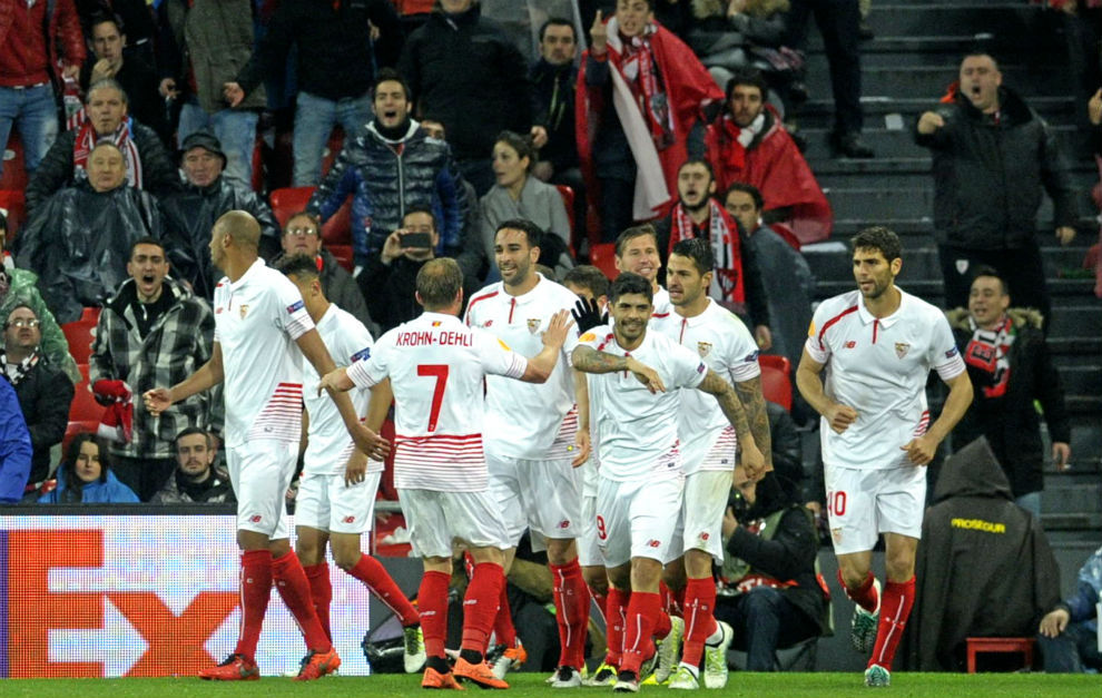Los jugadores del Sevilla celebran el primer tanto ante el Athletic,...